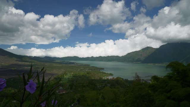 晴天巴厘岛著名的火山湖山顶全景4k印尼视频素材