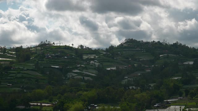 阳光明媚的一天，巴厘岛著名的火山地区，水稻梯田，山田，全景4k印尼视频素材