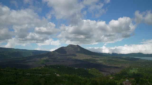 晴天巴厘岛著名的火山区湖山山顶全景4k印尼视频素材