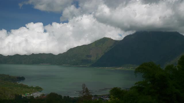 白天时间巴厘岛著名的火山湖山顶全景4k印尼视频素材