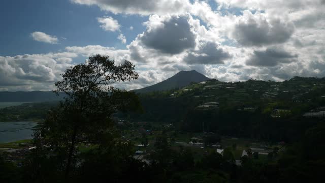 晴天巴厘岛著名的火山区山顶全景4k印尼视频素材