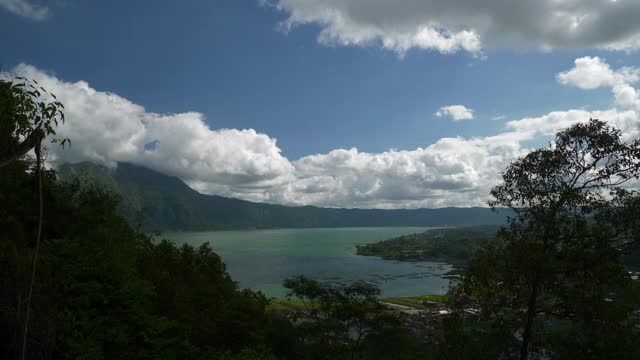 白天时间巴厘岛著名的火山湖山顶全景4k印尼视频素材