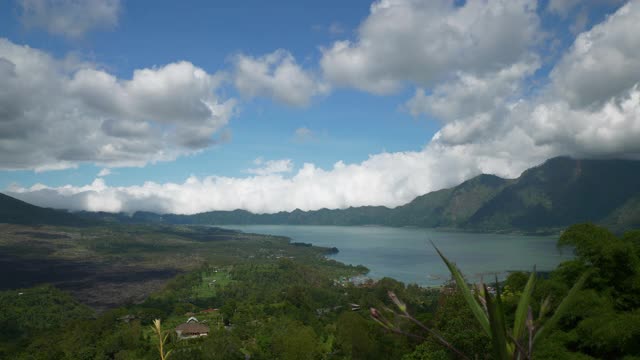 晴天巴厘岛著名的火山湖山顶全景4k印尼视频素材