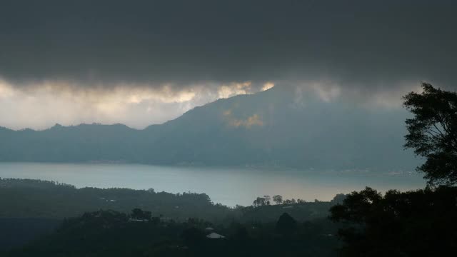 白天时间巴厘岛著名火山湖山顶雨云全景4k印尼视频素材