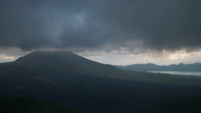 白天时间巴厘岛著名的火山湖山顶全景4k印尼视频素材