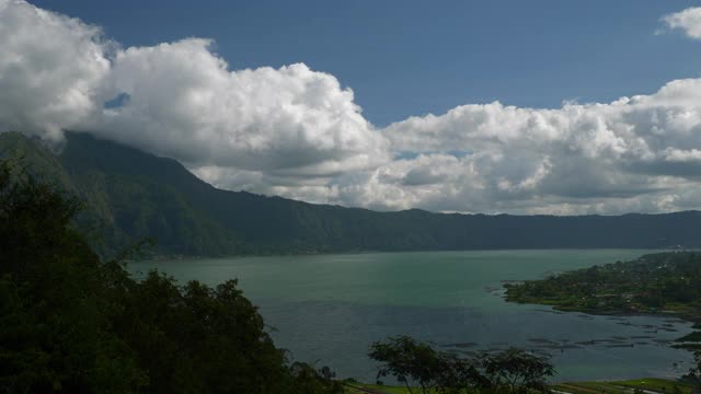 白天时间巴厘岛著名的火山湖山顶全景4k印尼视频素材