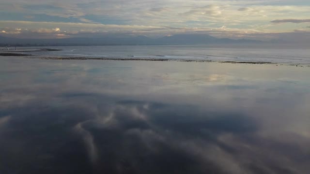 日出时的Sanur海滩/印度尼西亚巴厘岛视频素材