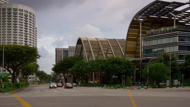 阴天新加坡市中心交通街道全景，时间间隔为4k视频素材