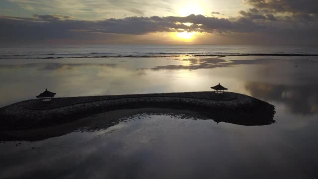 日出时的Sanur海滩/印度尼西亚巴厘岛视频素材