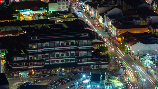 夜晚时间照亮新加坡市中心著名的中国城寺庙交通屋顶延时全景4k视频素材