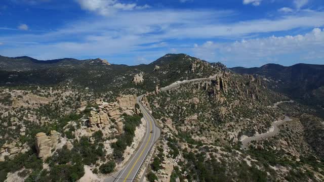 穿过亚利桑那州山脉的道路无人机视频视频素材