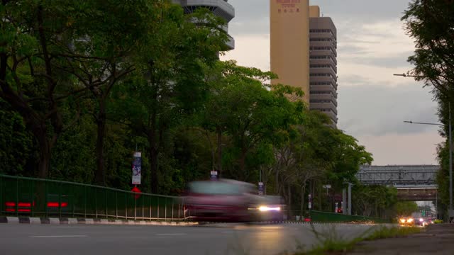 暮光新加坡市中心交通街道全景，时间跨度为4k视频素材