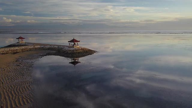 日出时的Sanur海滩/印度尼西亚巴厘岛视频素材