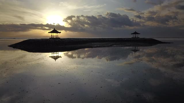 日出时的Sanur海滩/印度尼西亚巴厘岛视频素材