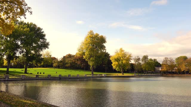 德国科隆，秋高气扬的Aachener Weiher湖全景视频素材