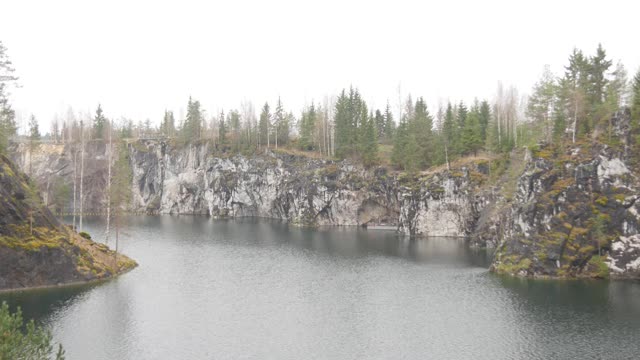 平静的山湖在秋林之间。北方自然景观4k视频视频素材