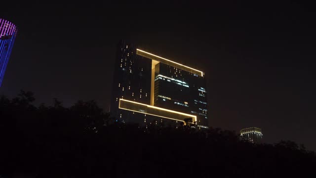 夜间照明杭州市区现代建筑顶级全景4k中国视频素材