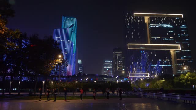 夜光照亮了杭州市中心中心公园广场上的舞者全景4k中国视频素材