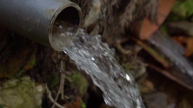 雨水从自然界的塑料管中流出视频素材