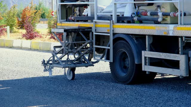 道路施工。一条新的高速公路的车道正在修建中。车道在预防交通事故中起着非常重要的作用。视频素材