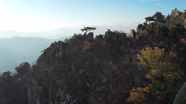 无人机视频，韩国秋季大姣好的风光。落基山脉点缀着秋叶视频素材