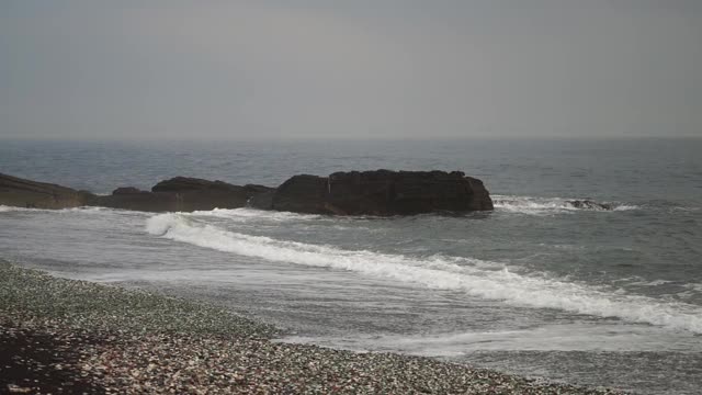 海景与美丽的岩石和海浪。视频素材