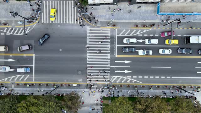 无人机鸟瞰图拥挤的十字路口与交通行人视频素材