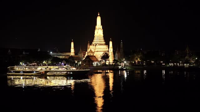 在泰国曼谷，卧佛寺和湄南河的夜晚视频素材