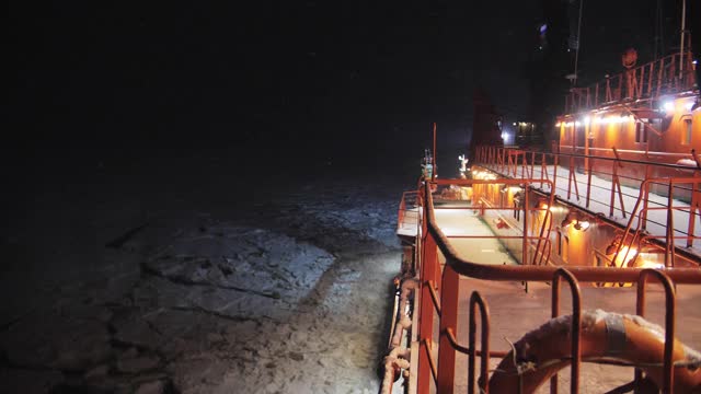 核动力破冰船甲板上的夜景。降雪视频素材