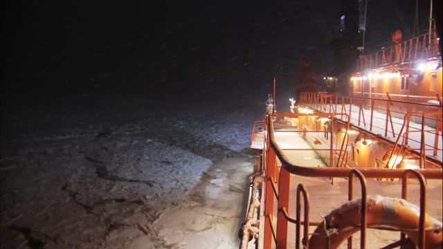 核动力破冰船航行甲板上的夜景。降雪视频素材