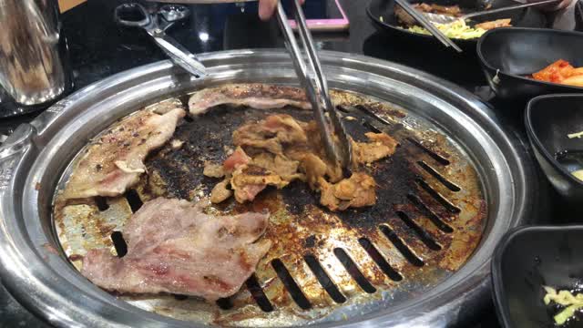 烤猪肉是传统的韩国食物视频素材