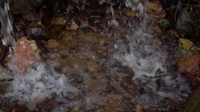 排水的水飞溅而下视频素材