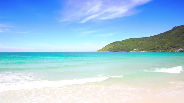 自然视频普吉岛海滩海。夏日的海滩海景，海滩海空间区域。在泰国普吉岛的卡伦海滩。2020年11月4日。4 k。UHD视频剪辑。视频素材