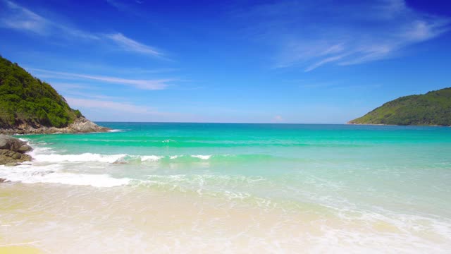 自然视频普吉岛海滩海。夏日的海滩海景，海滩海空间区域。在泰国普吉岛的卡伦海滩。2020年11月4日。4 k。UHD视频剪辑。视频素材