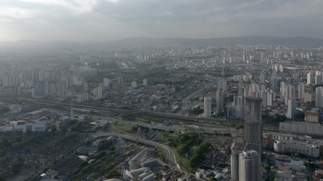 日落时分，巴西圣保罗塔图佩社区的入口，从上面俯瞰视频素材