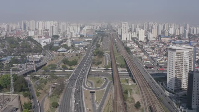 径向莱斯特大道鸟瞰图，在东部地区的城市圣保罗，巴西视频素材