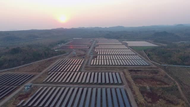 4K鸟瞰图的太阳能电池板农场，使清洁电力。股票视频视频素材