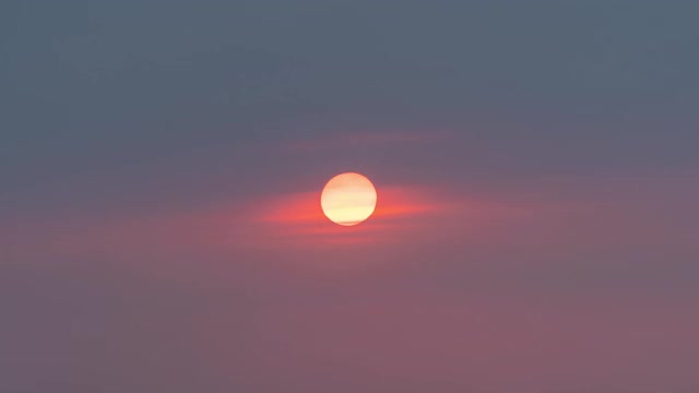 太阳落下的时间流逝。自然背景。戏剧性的天空与橙色的晚霞在黄昏时间。视频素材