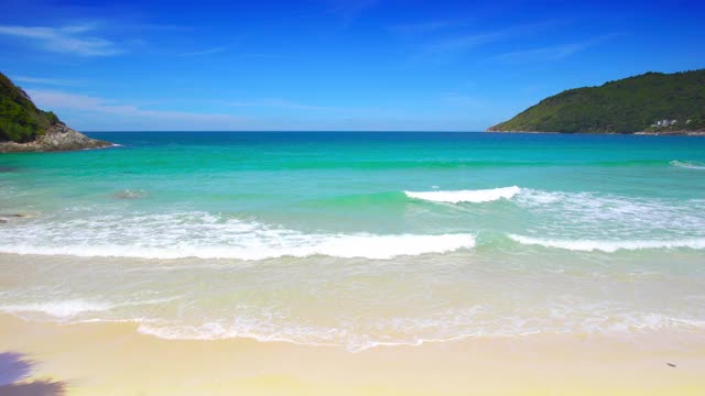 自然视频普吉岛海滩海。夏日的海滩海景，海滩海空间区域。在泰国普吉岛的卡伦海滩。2020年11月4日。4 k。UHD视频剪辑。视频素材