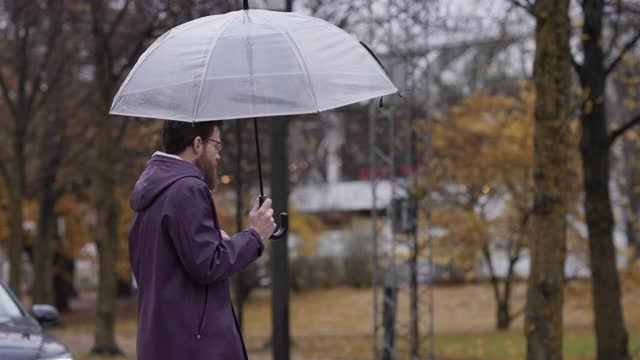 一个下雨天出门的男人视频素材