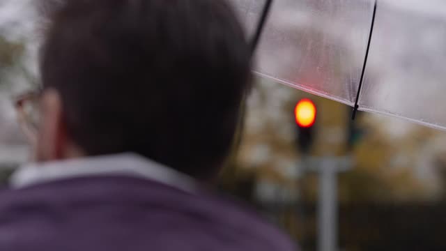 在雨中等待步行信号视频素材