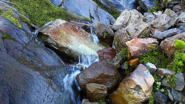 水流过岩石，小瀑布，青苔。视频素材