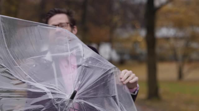 有人在雨中行动视频素材