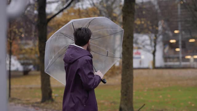 雨伞在风中折断视频素材