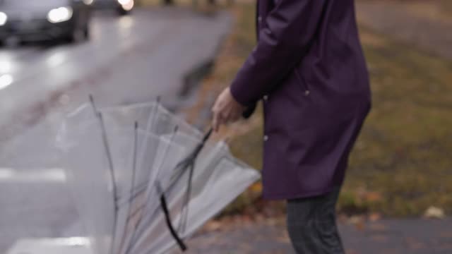 一个男人在一个暴风雨的日子带着伞视频素材