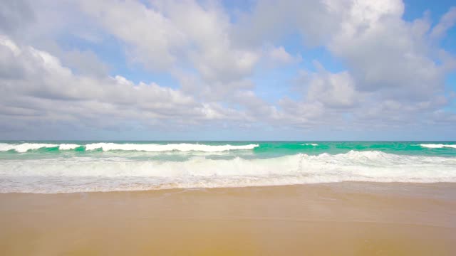 自然视频普吉岛海滩海。夏日的海滩海景，海滩海空间区域。在泰国普吉岛的卡伦海滩。2020年11月4日。4 k。UHD视频剪辑。视频素材