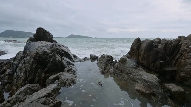 暴风雨中的巨浪击打着海岸线上的石头视频素材