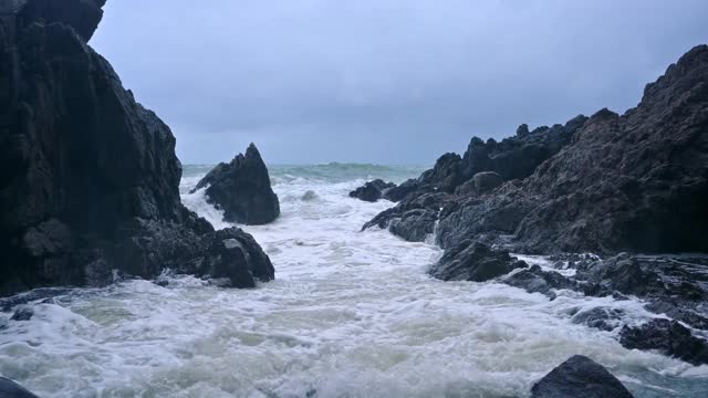 暴风雨中的巨浪击打着海岸线上的石头视频素材