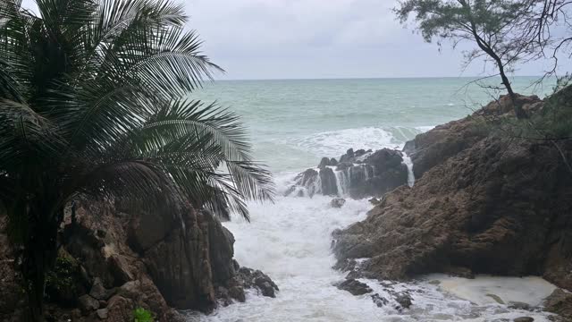 暴风雨中的巨浪击打着海岸线上的石头视频素材