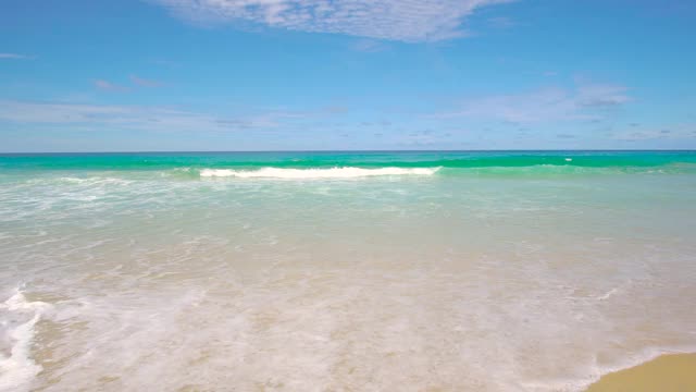 自然视频普吉岛海滩海。夏日的海滩海景，海滩海空间区域。在泰国普吉岛的卡伦海滩。2020年11月4日。4 k。UHD视频剪辑。视频素材